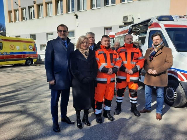 Karetka z pełnym wyposażeniem od radomskiej Stacji Pogotowia Ratunkowego pojedzie do Ukrainy. Będzie służyła tamtejszym ratownikom działającym w warunkach wojny. W uroczystym przekazaniu uczestniczył prezydent Radomia Radosław Witkowski. Zobaczcie na kolejnych zdjęciach jak wyglądało jej przekazanie.