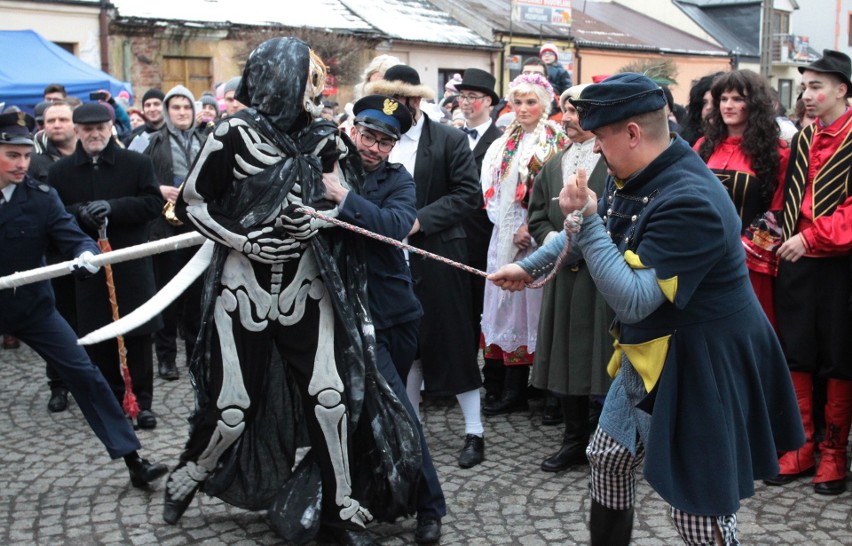 Gmina Jedlińsk. Ścięcie Śmierci 2018. Jedlińskie Kusaki - zwyczaj, który przetrwał kilkaset lat. Korowód przebierańców przeszedł ulicami 