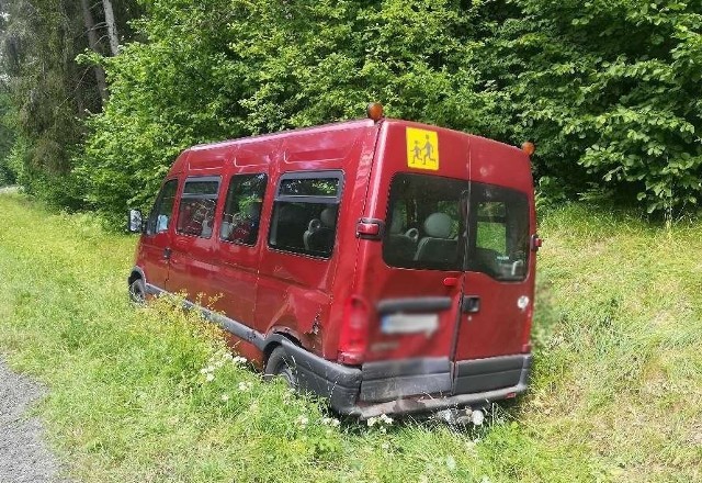 Do groźnego wypadku doszło we wtorek po godzinie 10.00 na trasie Mikołajki - Wojnowo w powiecie piskim. Udział w zdarzeniu brał bus przewożący szkolną wycieczkę. W środku było 10 uczniów i 2 opiekunów.