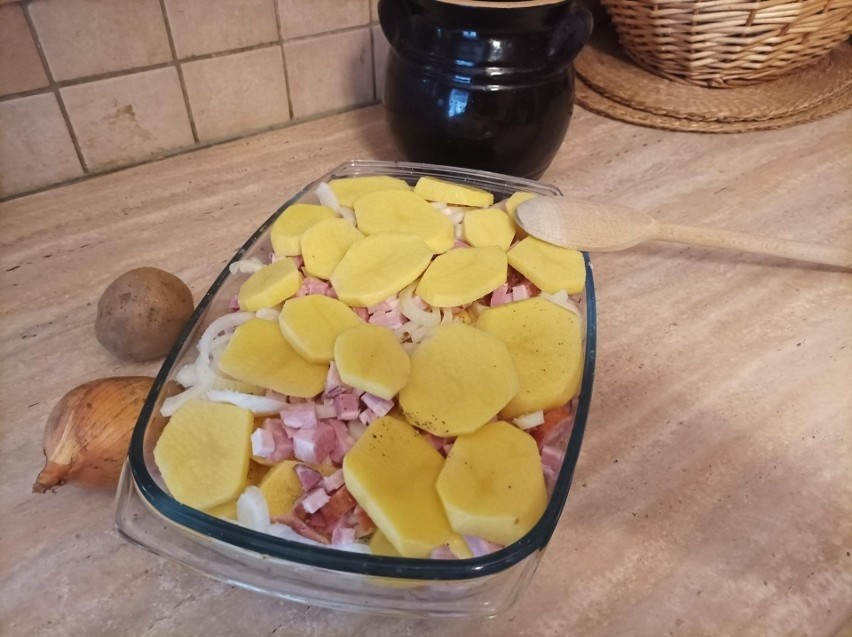 Ziemniaki zapiekane z boczkiem i cebulą.