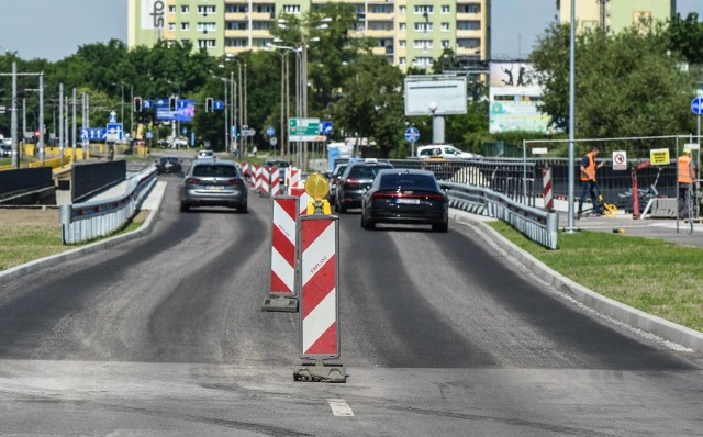Kierowcy w Bydgoszczy mogą już jeździć nowym wiaduktem północnym na Wojska Polskiego. Obiekt został oficjalnie otwarty. Trwają jeszcze prace przy chodnikach i ścieżce rowerowej.