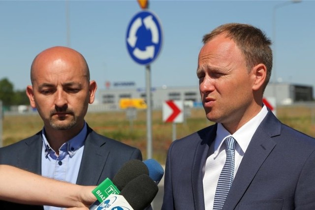 Poseł Raczkowski (z prawej) zainicjował napisanie nowej ustawy na prośbę burmistrza Choroszczy Roberta Wardzińskiego (z lewej).