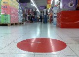 Zagadkowa kropka w Carrefour. Pracownicy stają na niej, kiedy chcą skorzystać z&#8230; toalety 