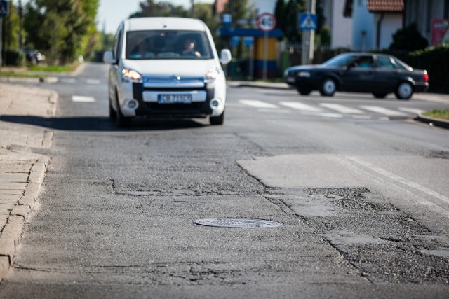 Drogi to częsta bolączka kierowców i mieszkańców wielu miast i gmin. Jak sobie z tym problemem radzą w Lubaniu? Budują nowe szosy.   