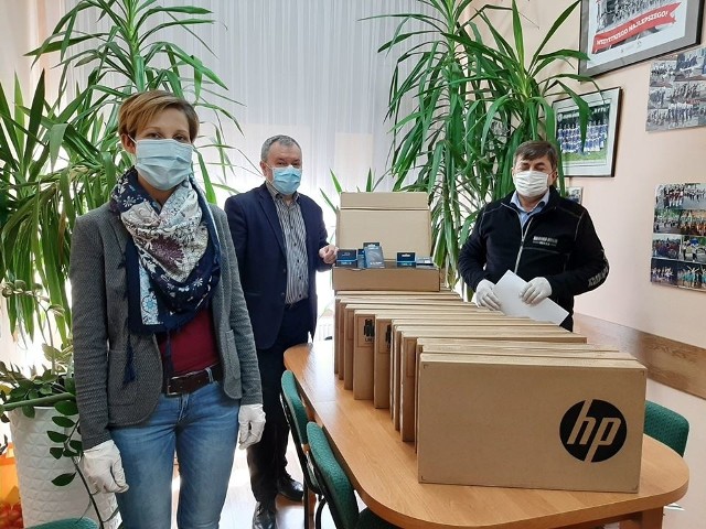 Marek Juszczyk - burmistrz Skalbmierza (w środku), przekazał laptopy do Zespoły Placówek Oświatowych w Skalbmierzu i Szkoły Podstawowej w Topoli