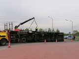 Ciężarówka przewróciła się na rondzie. Utrudnienia w ruchu w Wolinie trwały do godziny 20