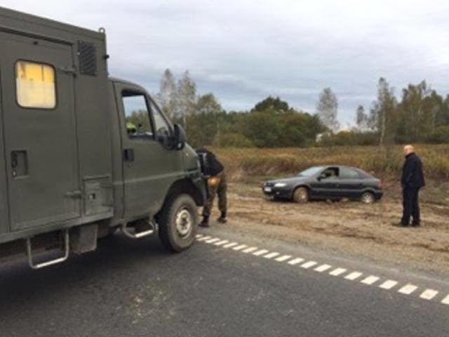 Auto wpadło do fosy. Pomogli żołnierze 3 Podkarpackiej Brygady Obrony Terytorialnej w Rzeszowie 