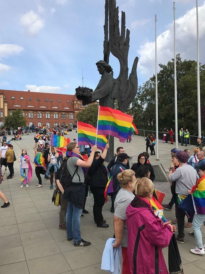 Wydarzenia na Placu Solidarności. Ruszył I Marsz Równości w Szczecinie [ZDJĘCIA, WIDEO]