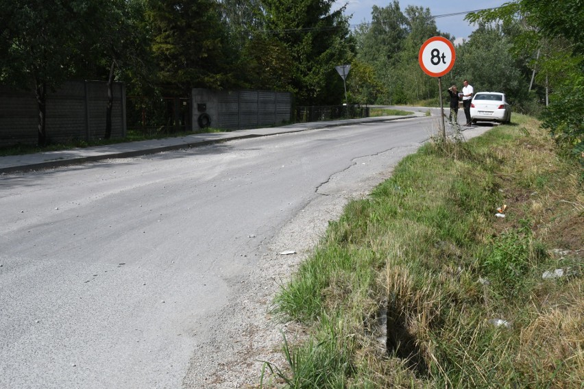 Ciężarówki gubią kamienie na drodze w Bławatkowie. Mieszkańcy skarżą się na kurz, brud i hałasy [WIDEO, ZDJĘCIA]