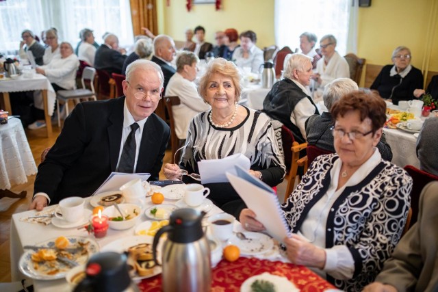 Odkąd na Osiedlu Leśnym istnieje DDP „Senior”, prowadzony od przeszło 30 lat przez „Stowarzyszenie z Potrzeby Serca”, tradycją są spotkania wigilijne. Nie inaczej było w piątek (20 grudnia). Pensjonariusze DDP „Senior” wraz zaproszonymi gośćmi zasiedli przy wspólnym wigilijnym stole, by w rodzinnej atmosferze przełamać się opłatkiem oraz śpiewać kolędy. Goście, wśród których byli m.in. darczyńcy, przedstawiciele władz i Rady Osiedla Leśne oraz ksiądz otrzymali własnoręcznie wykonane przez seniorów choinki. Były też świąteczny upominek dla wszystkich.