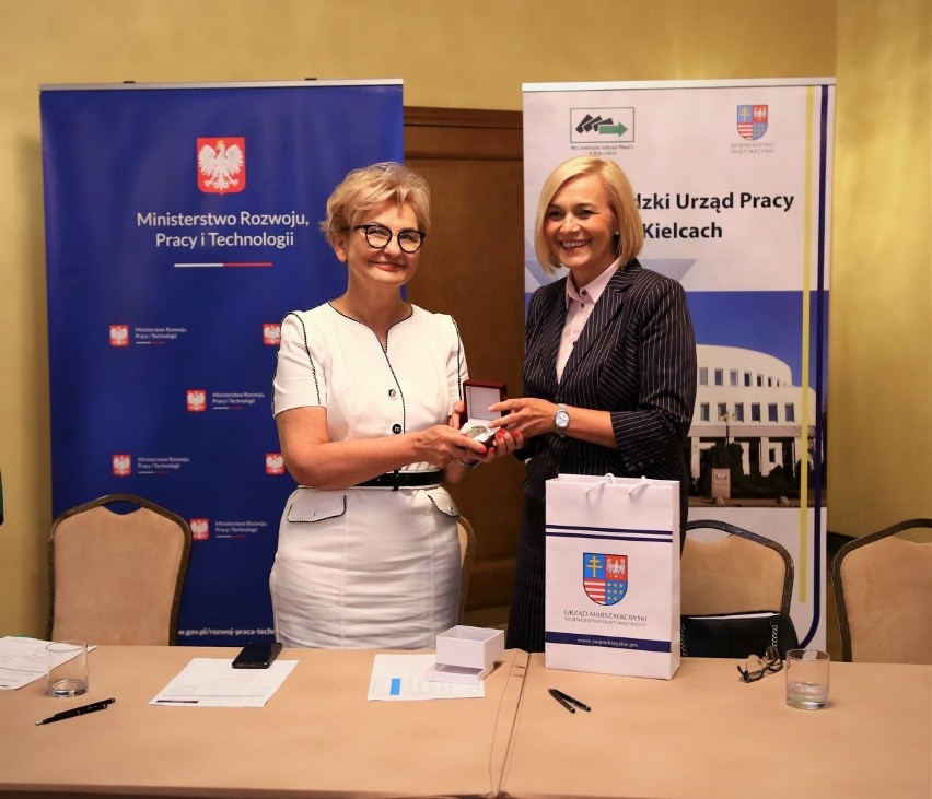 Wiceminister Iwona Michałek i wicemarszałek Renata Janik