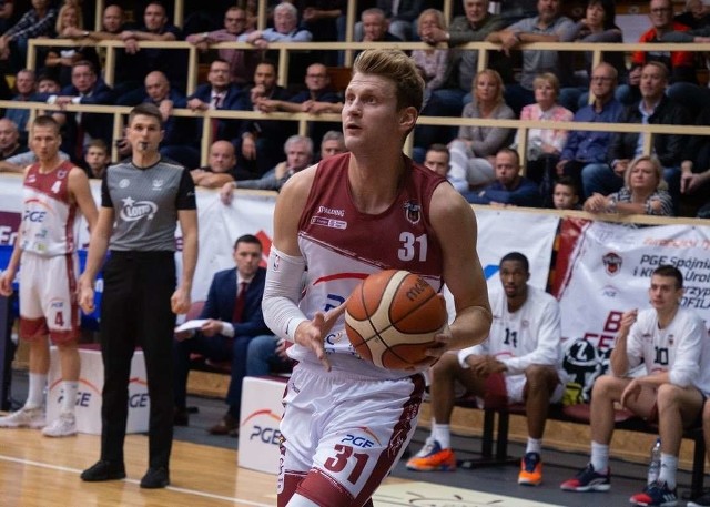 Mateusz Kostrzewski rzucił 16 punktów i miał 9 zbiórek