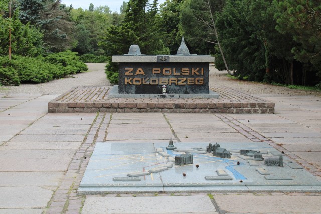 Cmentarz Wojenny w Kołobrzegu to jedna z większych nekropolii z okresu II wojny światowej w Polsce.