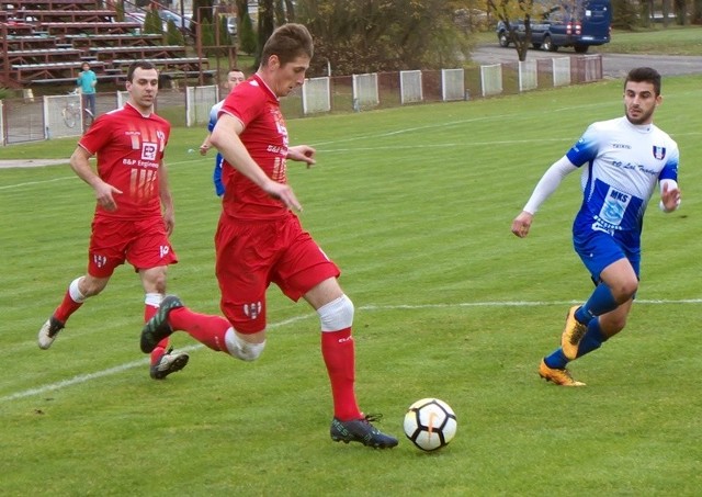 Hubert Bednarz (z piłką) pozostaje w Przeworsku na kolejny sezon.