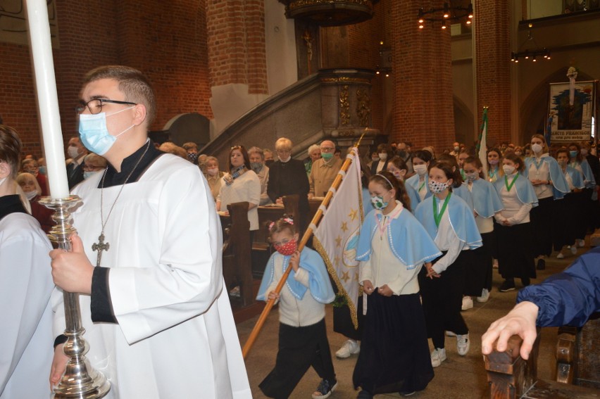 Biskupi opolscy poprowadzili procesję Bożego Ciała z katedry "na górkę" [ZDJĘCIA]