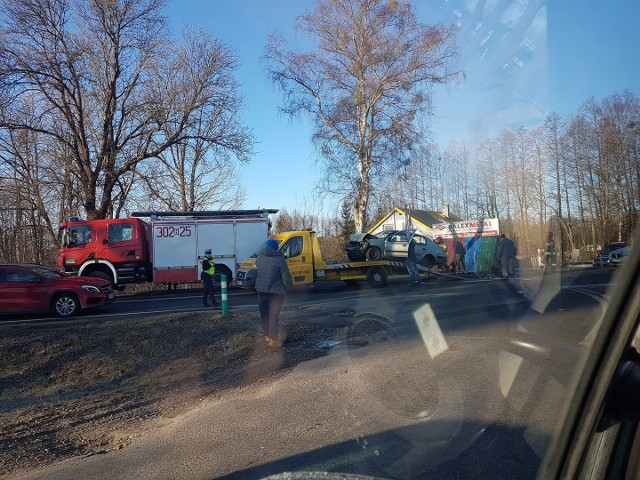 Protasy. Wypadek na DK19 przy zjeździe do Rafałówki. Zderzyły się dwa samochody osobowe
