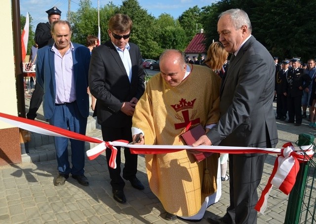 Uroczystego przecięcia wstęgi dokonali włodarze gminy, powiatu i województwa oraz proboszcz parafii w Potkanowie.