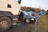 Wypadek na drodze krajowej nr 43 w Pątnowie w powiecie wieluńskim. Zderzyły się dwie ciężarówki i osobówka! 55-latek w szpitalu