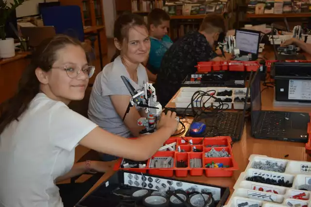 Wakacyjne spotkania w bibliotece w Radzyniu Chełmińskim odbywają się od poniedziałku do piątku, w dwóch grupach wiekowych