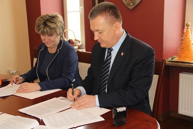 Skarbnik Chęcin Jadwiga Sinkiewicz i burmistrz Robert Jaworski podpisują umowę.