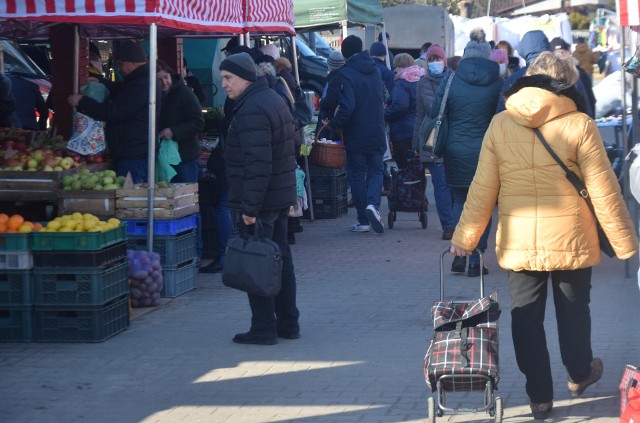 Ładna pogoda sprawiła, że na targu miejskim w Szydłowcu w sobotni poranek, 26 lutego panował spory ruch. Największym zainteresowaniem cieszyły się tradycyjnie artykuły spożywcze, warzywa i owoce. Zobacz zdjęcia>>>