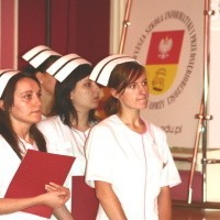 - Pielęgniarski czepek to symbol przynależności do grupy zawodowej - mówi Agata Czarnowska, studentka II roku. - Noszę go z dumą.