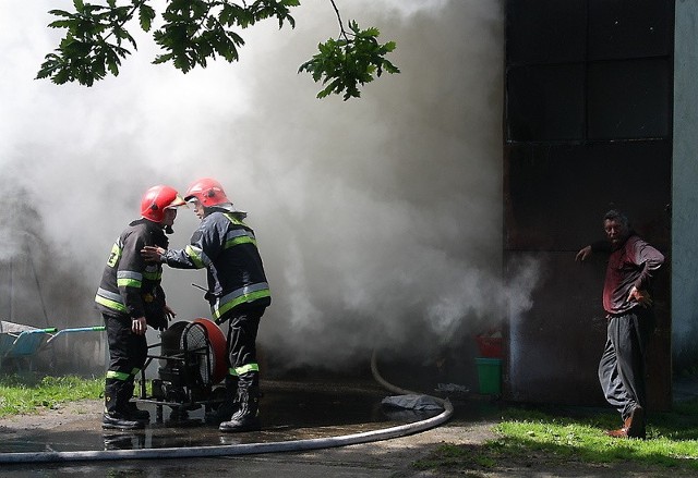 O godz. 10.30 w piątek strażacy gasili autobus płonący w garażu, a o 15 pożar w hali sportowej