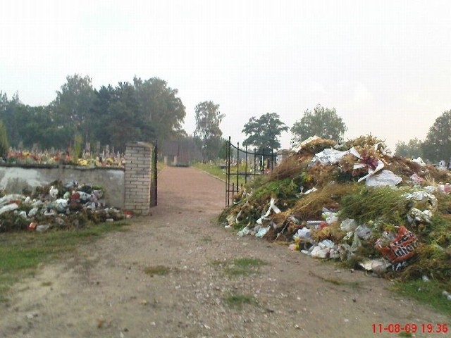 Hałda śmieci przy cmentarzu w Wiernej Rzece w gminie Piekoszów.