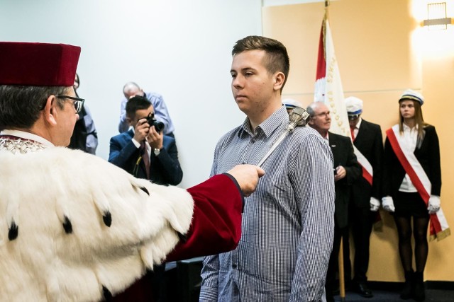 Na początku uroczystości odśpiewano Gaude Mater Polonia oraz hymn państwowy, po którym nastąpiło wystąpienie JM Rektora prof. nadzw. dr. Włodzimierza Majewskiego. Kolejnym punktem inauguracji była immatrykulacja studentów, po której odśpiewano gaudeamus igitur. Następnie wysłuchano wystąpienia przedstawiciela Samorządu Studenckiego BSW oraz wykładu   prof. dr. hab. med. Waldemara Haloty: „Człowiek w obliczu chorób zakaźnych”. Na zakończenie w minirecitalu zaprezentował się Chór Akademicki BSW „Akolada” pod dyrekcją prof. dr hab. Renaty Szerafin-Wójtowicz.Flesz: Mundurowi mają dość. Co dalej z naszym bezpieczeństwem? 