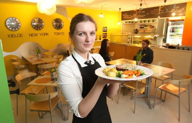 Monika Majchrzyk z Zielnika Kieleckiego mieszczącego się w Kieleckim Parku Technologicznym zaprasza na zawsze świeże dania z bufetu. Cena za 100 gramów to 3,10 złotego.