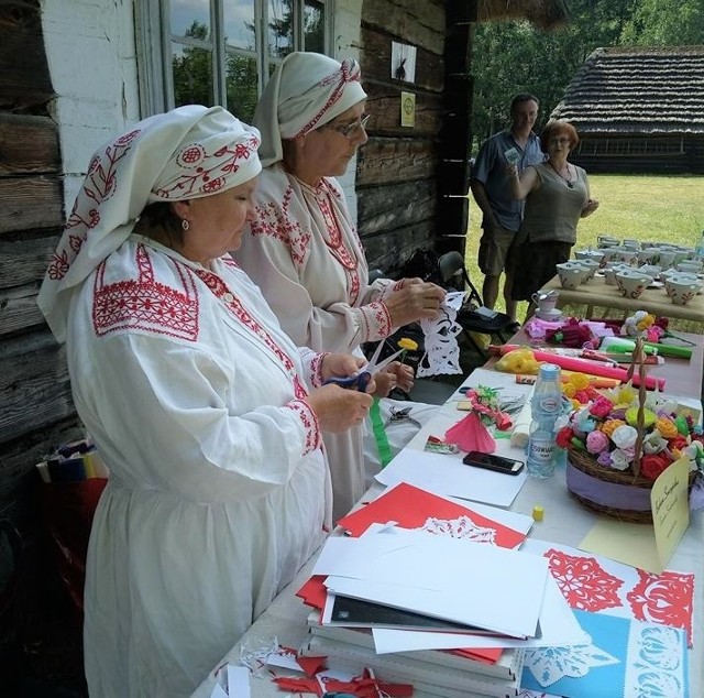 Zespół obrzędowy Lasowiaczki z Baranowa Sandomierskiego od dziesięcioleci kultywuje obrzędy i tradycje Lasowiaków. Artystki przekazują je młodszym pokoleniom.