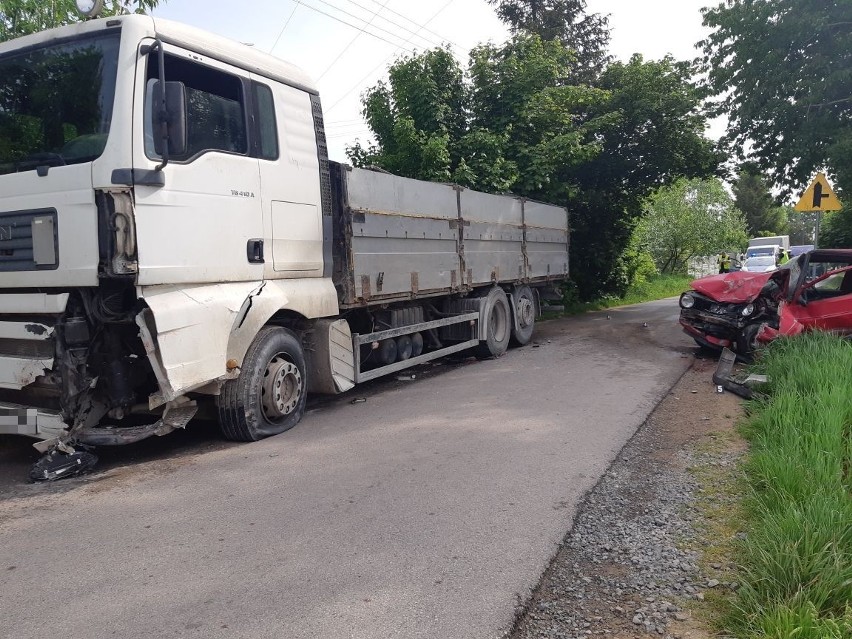 Wypadek na łuku drogi w Strzyżowicach. Jedna osoba w szpitalu