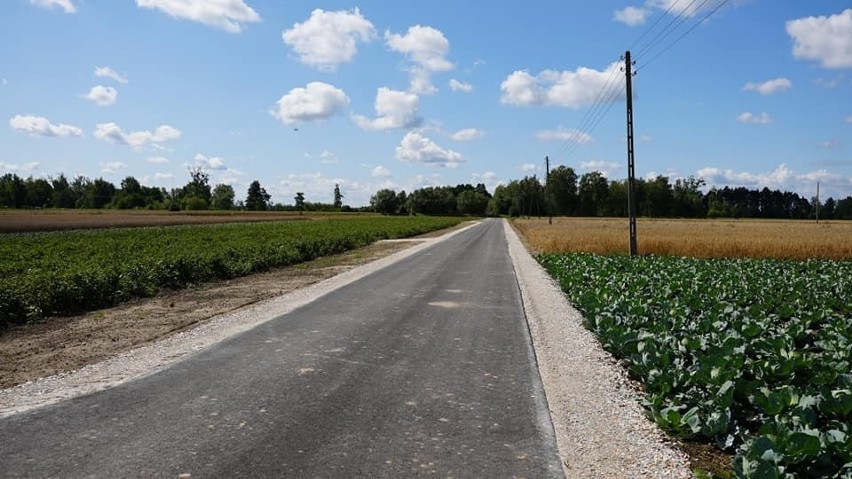 Dwie nowe drogi oddano do użytku w gminie Kozienice. Powstały asfaltowe jezdnie i nowe oświetlenie. Zobaczcie zdjęcia