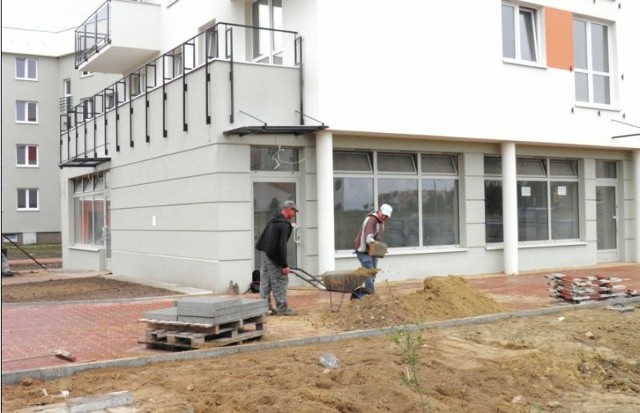 W Łomży buduje się niewiele mieszkań. Przy ul. Sybiraków trwa wykańczanie jednego z nielicznych bloków. Jeszcze w tym roku powinien on zostać oddany do użytku.