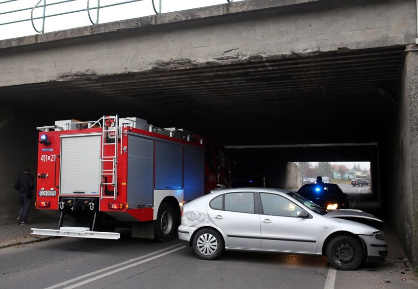 Kierujący seatem uderzył w wiadukt kolejowy w Chojnicach