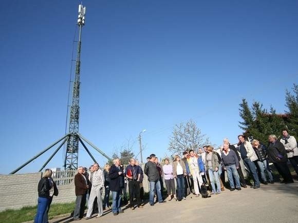 W maju 2013 roku mieszkańcy ul. Dębowej zebrali 220 podpisów pod żądaniem wstrzymania budowy wieży telefonii komórkowej.