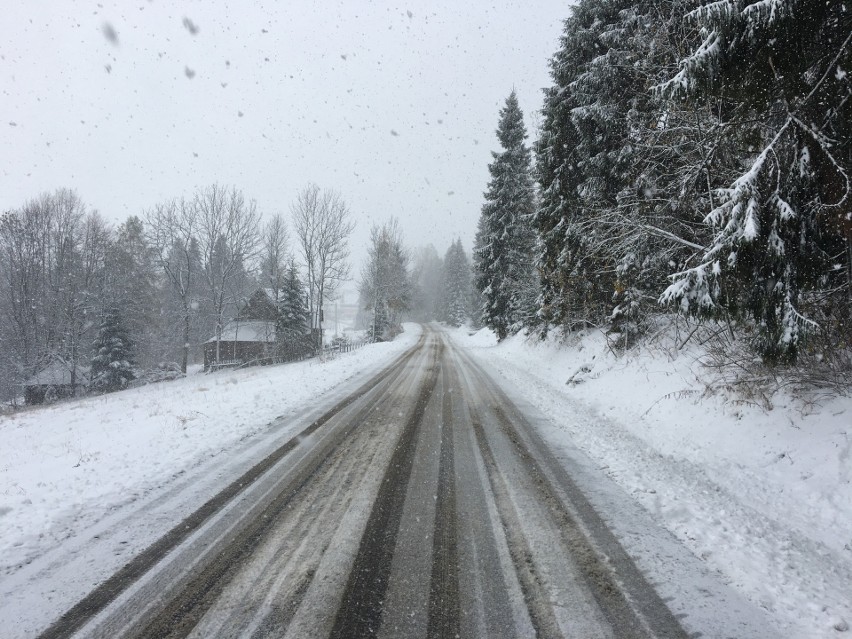 Podhale.Trudne warunki na drogach. Poronin, Murzasichle, Bukowina, Brzegi zasypane [ZDJĘCIA]