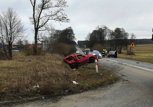 Informacja o zdarzeniu wpłynęła do podlaskich policjantów o godz. 13.15. W miejscowości Sokoły (pow. wysokomazowiecki), na drodze wojewódzkiej nr 678, doszło do wypadku z udziałem dwóch samochodów osobowych.