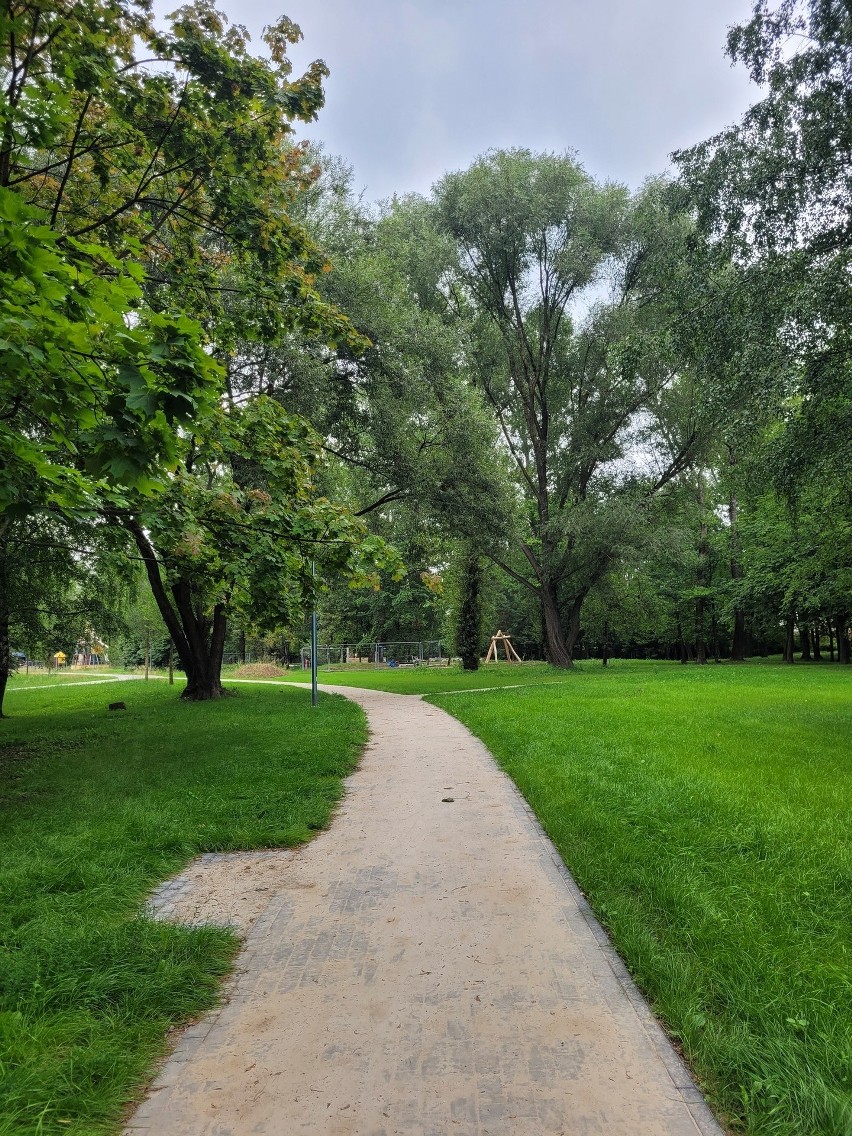 Kraków. Koniec prac w parku "Ogród Płaszów" na horyzoncie? Trwa montaż małej architektury i nasadzenia zieleni