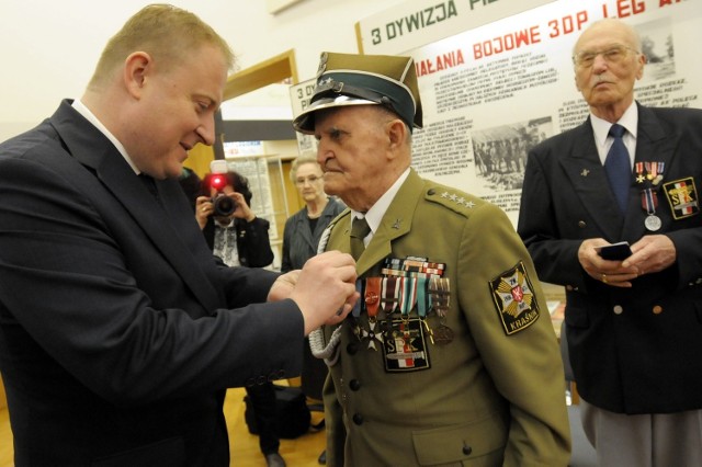 Medale "Pro Patria" dla kombatantów/Na zdj. Bolesław  Kowalski odznaczany medalem "Pro Patria"