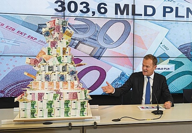 Z tego tortu 28,6 mld euro (około 118,8 mld zł) zostanie wykrojone na Wspólną Politykę Rolną. Minister rolnictwa, Stanisław Kalemba (z prawej) jest zadowolony z tej kwoty.