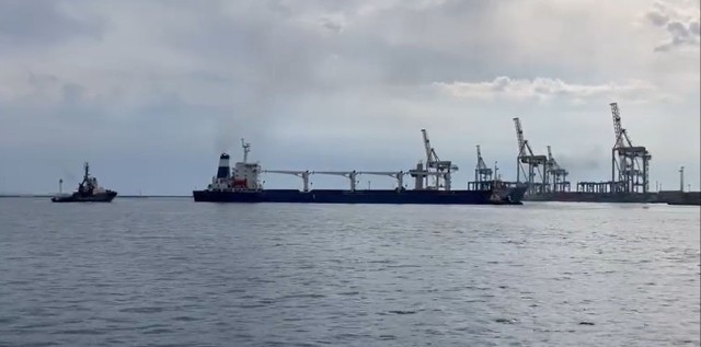 Pierwszy ze statków, który wyruszył z Odessy, to jednostka Razoni pod banderą Sierra Leone. Statek wiezie 26 tysięcy ton ukraińskiej kukurydzy do portu w libańskim Trypolisie.