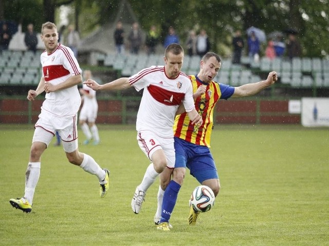 Dawid Kiliński (w białej koszulce) walczy o piłkę z Hubertem Oczkowskim. Z lewej strzelec bramki dla "Zdzichów" Mateusz Bodzioch