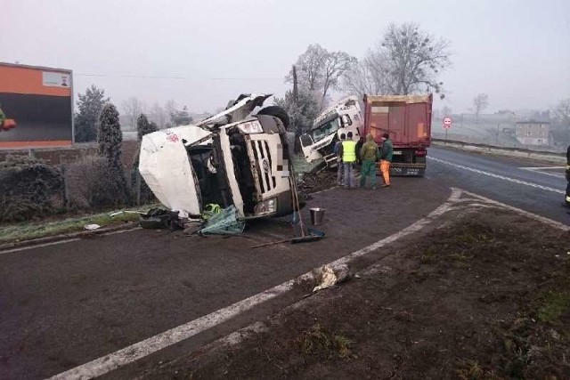 Do wypadku doszło na skrzyżowaniu dróg krajowych nr 45 i 38.