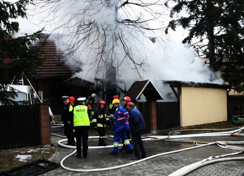 Pożar domu przy Poniatowskiego w Nowym Sączu. Siedem straży walczy z ogniem[ZDJECIA, WIDEO]