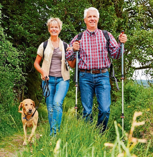 Używając podczas spaceru kijków angażujemy aż 85 proc. mięśni. Nordic walking to najprostsza i najtańsza forma rehabilitacji. Szczególnie polecany jest osobom starszym, zagrożonym osteoporozą i upadkami