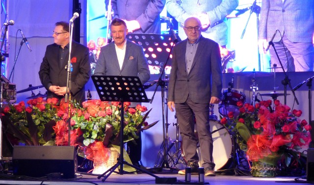 Trzej Muszkieterowie Grupy PSB, dyrektorzy: Mirosław Lubarski, Bogdan Panhirsz i Edward Derela (stoją od lewej) z okazji 20. urodzin firmy otrzymali od załogi kosze czerwonych róż.