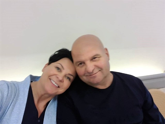 Iwona Różewska z bratem Pawłem Kuczkowskim tuż przed operacją przeszczepienia  n erki - 19 grudnia 2018 r.