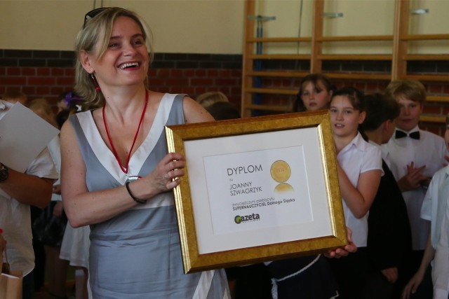 Joanna Szwagrzyk  dyplom i nagrodę otrzymała podczas uroczystego zakończenia roku szkolnego w Szkole Podstawowej nr 68