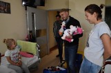 Małych pacjentów w wejherowskim szpitalu odwiedził aktor Adam Woronowicz. "Fajnie, że mogę dać im trochę swojego czasu"